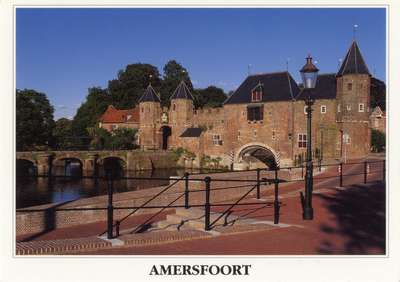 602087 Gezicht op de Koppelpoort te Amersfoort, uit het westen, met op de voorgrond de Eem.